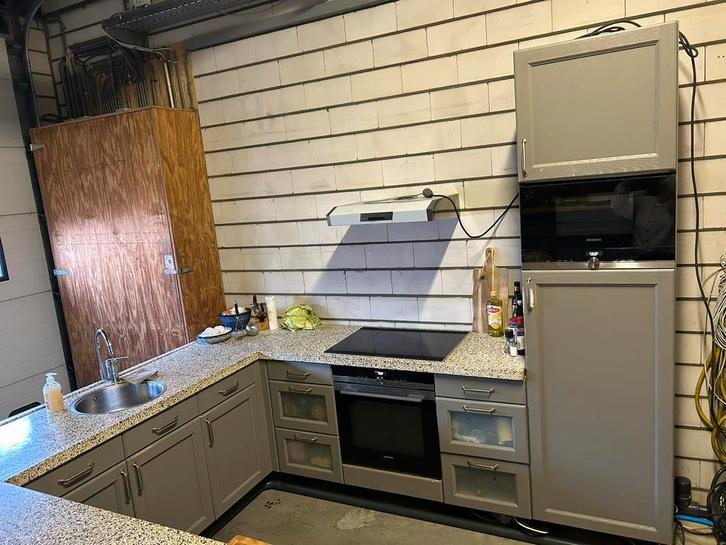 Degelijke keuken met terazzo blad, Huis en Inrichting, Keuken | Complete keukens, Gebruikt, Hoekkeuken, Grijs, Graniet of Steen