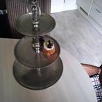 Hoge metalen etagere  50 cm., Ophalen of Verzenden, Zo goed als nieuw