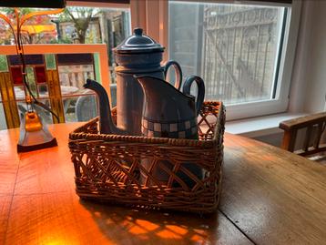 Emaile blauwe koffiepot en melkkan beschikbaar voor biedingen