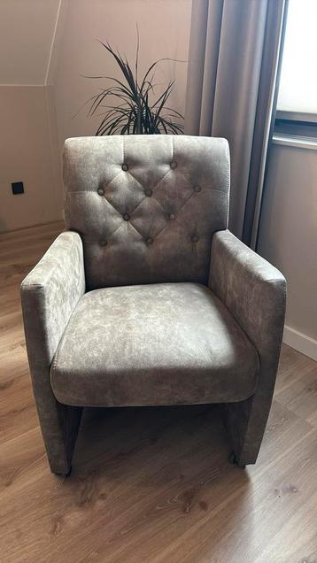 4 eetkamerstoelen beschikbaar voor biedingen
