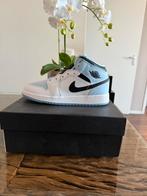 Jordan 1 Mid SE Ice Blue (2023) (GS) 37,5, Ophalen of Verzenden, Nieuw, Blauw, Sneakers of Gympen