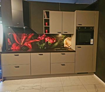 Luxe taupe-grijs  kleurige  showroomkeuken, met zwarte greep beschikbaar voor biedingen