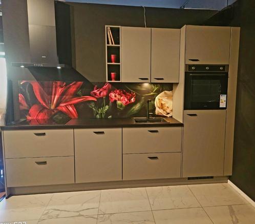 Luxe taupe-grijs  kleurige  showroomkeuken, met zwarte greep, Huis en Inrichting, Keuken | Complete keukens, Nieuw, Enkelwandige keuken