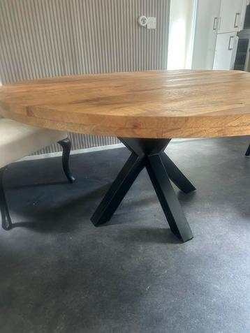 Ronde eikenhouten tafel 1.50m doorsnee beschikbaar voor biedingen