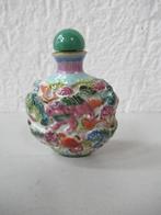 Antiek Chinees porselein snuiftabak flesje met relief, Antiek en Kunst, Ophalen of Verzenden