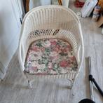 Rieten stoel van De Ridder uit Amsterdam. Het is een oudje., Huis en Inrichting, Stoelen, Ophalen, Wit, Riet of Rotan, Zo goed als nieuw