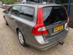 Volvo V70 2.5FT Momentum LEER / XENON / TREKHAAK, Voorwielaandrijving, Gebruikt, Zwart, Traction-control