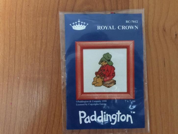 NIEUW - Paddington beer borduren - afmeting 7 x 7 cm koffer, Hobby en Vrije tijd, Borduren en Borduurmachines, Nieuw, Borduurpakket