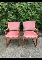 2 Grote robuuste stoelen. Houten frame, metalen nagels. Stof, Ophalen