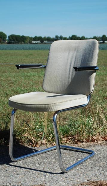 Vintage buisframe stoel met sledeframe beschikbaar voor biedingen