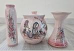 set van drie mooi beschilderde vaasje kandelaar en potje, Antiek en Kunst, Antiek | Vazen, Ophalen of Verzenden