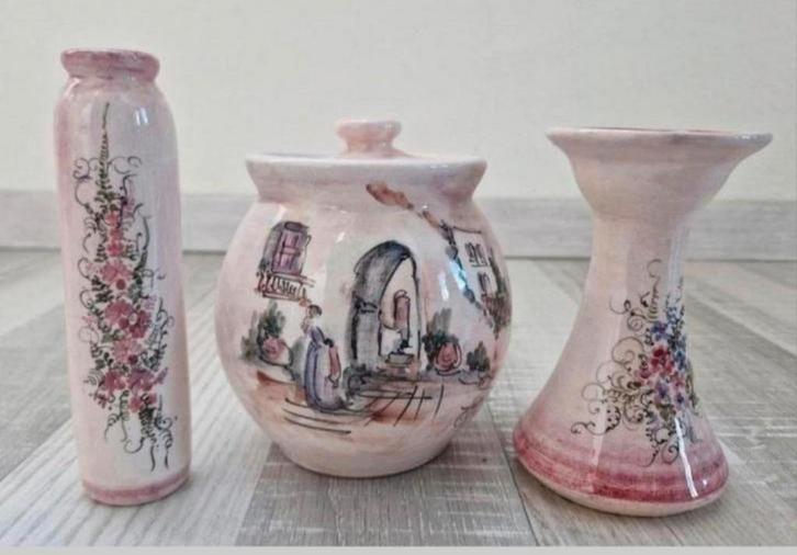 set van drie mooi beschilderde vaasje kandelaar en potje, Antiek en Kunst, Antiek | Vazen, Ophalen of Verzenden