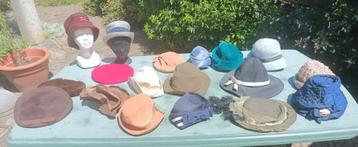 Lot van 18 vintage dames hoeden, mutsen, baretten, petten beschikbaar voor biedingen
