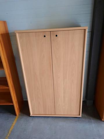 Beuken fineer kast met 2 deuren en 2 schappen  beschikbaar voor biedingen