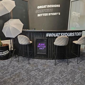 Stijlvolle bar met barkrukken beschikbaar voor biedingen