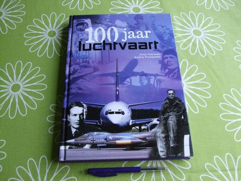 100 jaar luchtvaart -piloten astronauten gevechtsvliegtuigen, Verzamelen, Luchtvaart en Vliegtuigspotten, Zo goed als nieuw, Boek of Tijdschrift