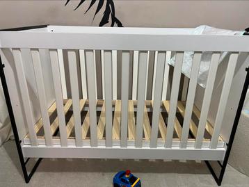 Baby bedje en commode te koop beschikbaar voor biedingen