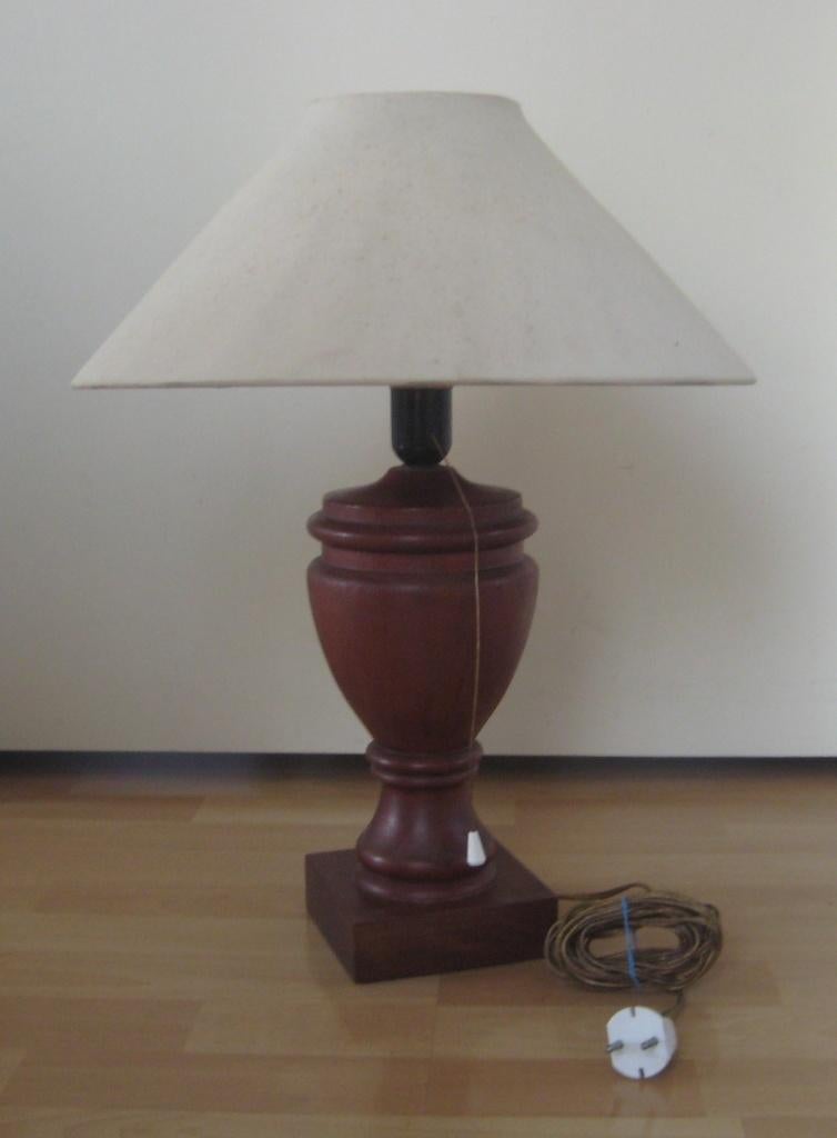 Grote klassieke tafellamp met een mahoniehouten lampvoet, Gebruikt, Klassiek, Ophalen of Verzenden, Minder dan 50 cm