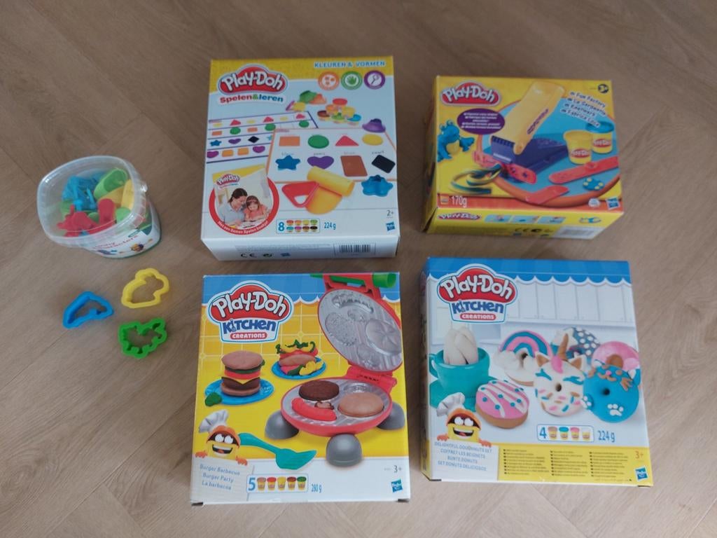 4 Setjes/doosjes van Play Doh, Ophalen of Verzenden, Gebruikt, Knutselen