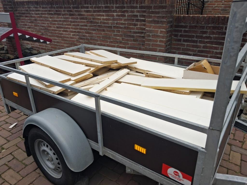 Spaanplaat planken en latten. Gratis afhalen. Aanhanger vol., Ophalen