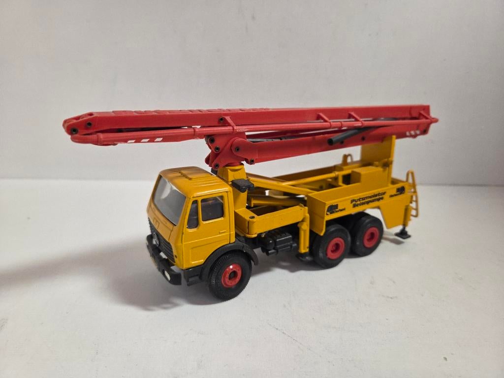Conrad Mercedes Benz SK betonpomp Putzmeister 1:50, Hobby en Vrije tijd, Modelauto's | 1:50, ., Conrad, Ophalen of Verzenden, Zo goed als nieuw