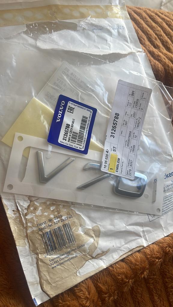 Volvo V70 badge Embleem. Classic, N, NN. 1998/2017, Achterklep, Voor, Nieuw, Ophalen of Verzenden