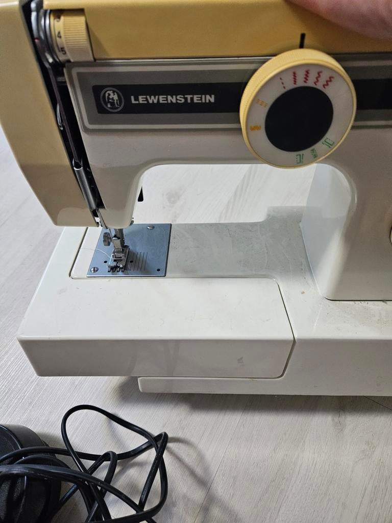 Lewenstein elektrische naaimachine met hoes en voetpedaal, Ophalen of Verzenden