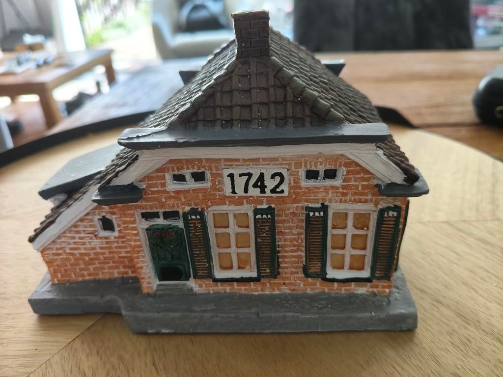 Intratuin Miniatuur Huisje "Familie Jansen" - Jaartal 1742, Verzamelen, Beelden en Beeldjes, Ophalen of Verzenden