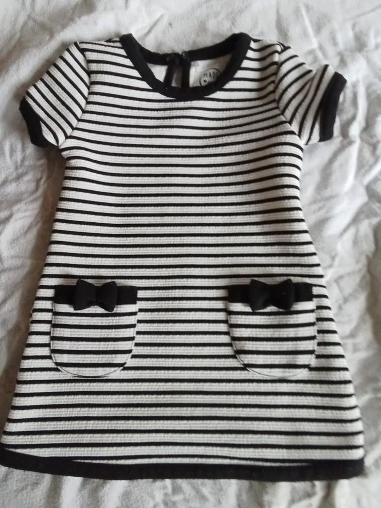 Mooi jurkje. Twee vestjes en slabbetje maat 68, Kinderen en Baby's, Babykleding | Maat 80, Ophalen of Verzenden, Zo goed als nieuw