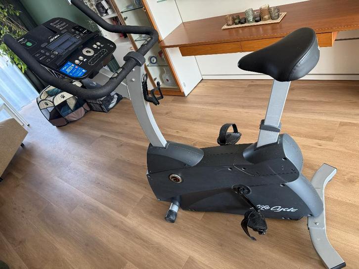Life Fitness - C1 Lifecycle Track - Upright Bike, Sport en Fitness, Fitnessmaterialen, Zo goed als nieuw, Overige typen, Benen