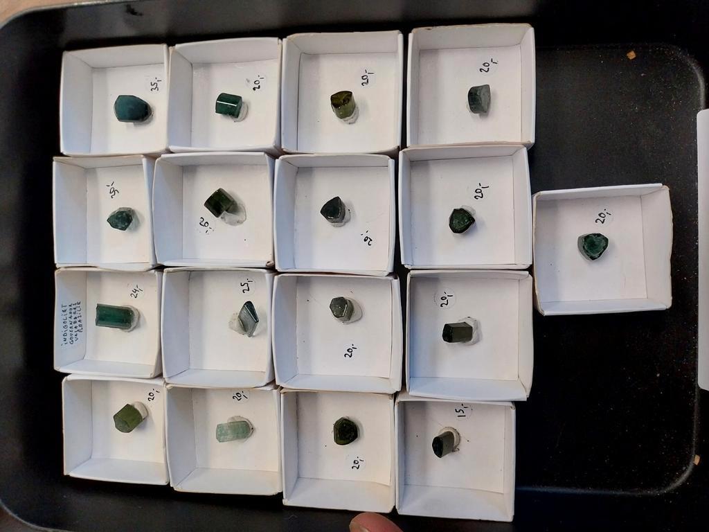 Lot met ruwe en gepolijste toermalijn kristallen, Verzamelen, Mineralen en Fossielen, Ophalen of Verzenden, Mineraal