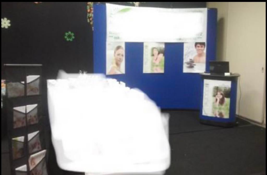 Presentatiewand met balie en folderrek, Ophalen, Zo goed als nieuw, Folder