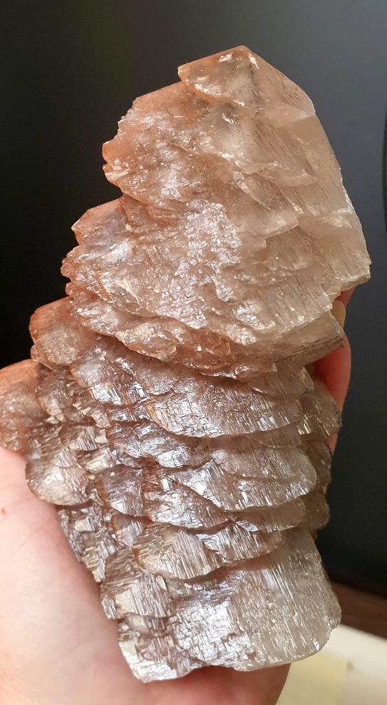 Calciet Pagode, zeldzaam! Mooi shiny, bijna 1 kilo!, Verzamelen, Mineralen en Fossielen, Mineraal, Verzenden