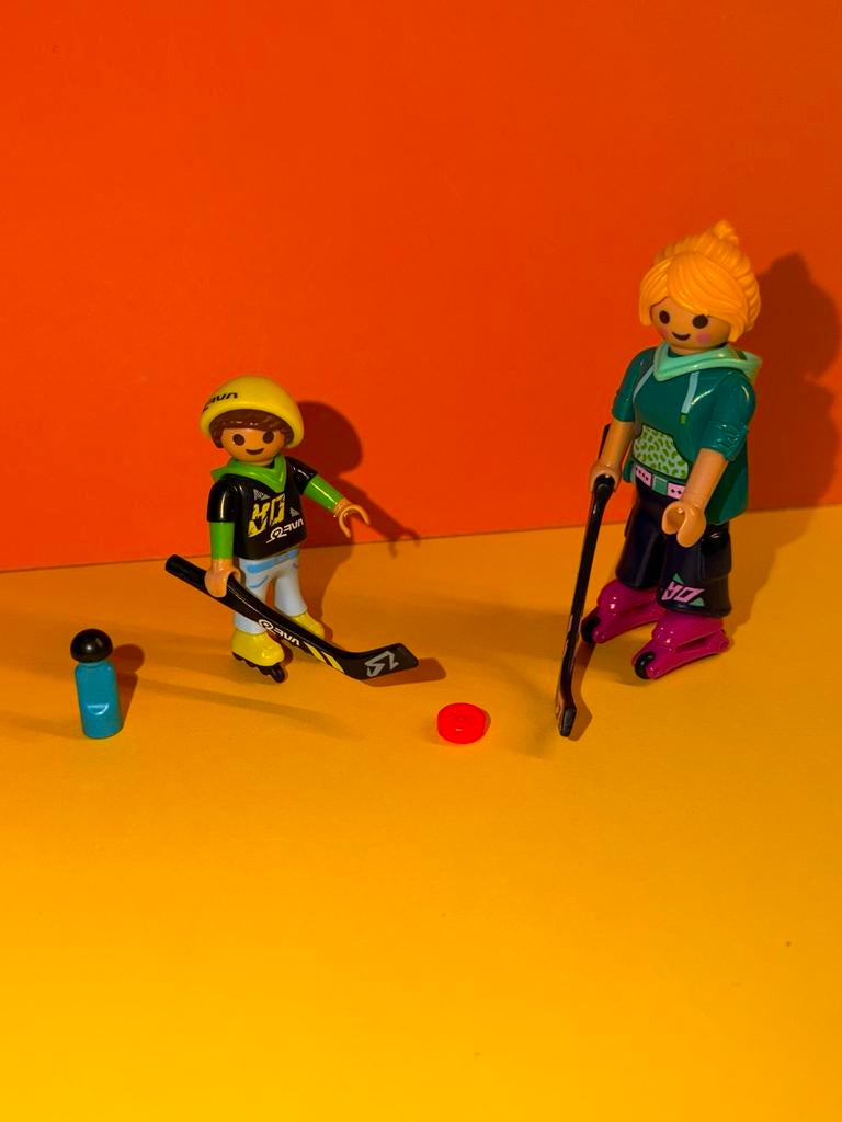 Feb 981: playmobil: poppetjes: hockey op skeelers, Ophalen of Verzenden, Zo goed als nieuw, Complete set