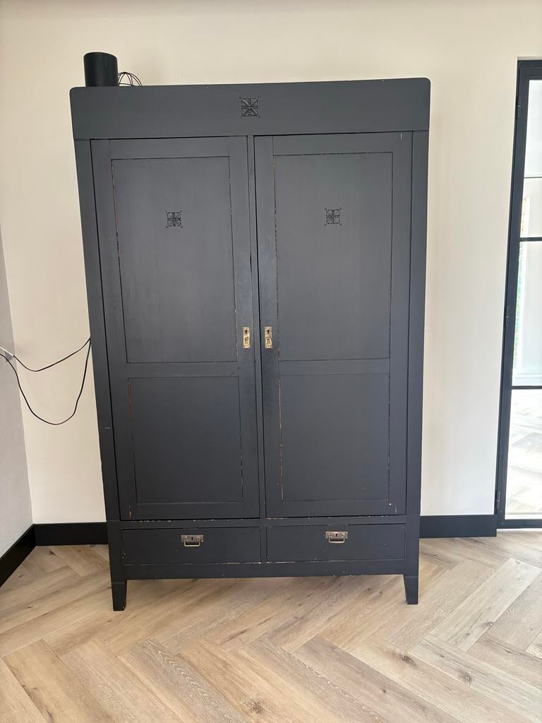 Zwarte oude kast, opknapper, Ophalen