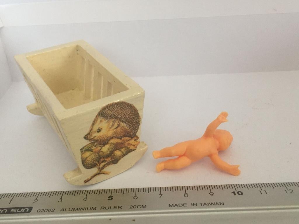 Poppenhuis wieg met babypopje, Ophalen of Verzenden, Poppenhuis
