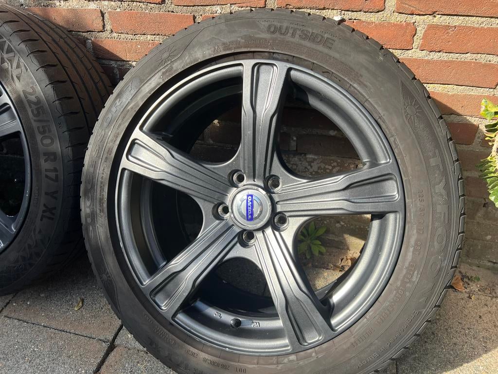 Volvo 17 inch 225/50 R17 Zwarte Velgen 5-7 mm profiel DOT 23, Auto-onderdelen, Banden en Velgen, Ophalen, Gebruikt, Banden en Velgen