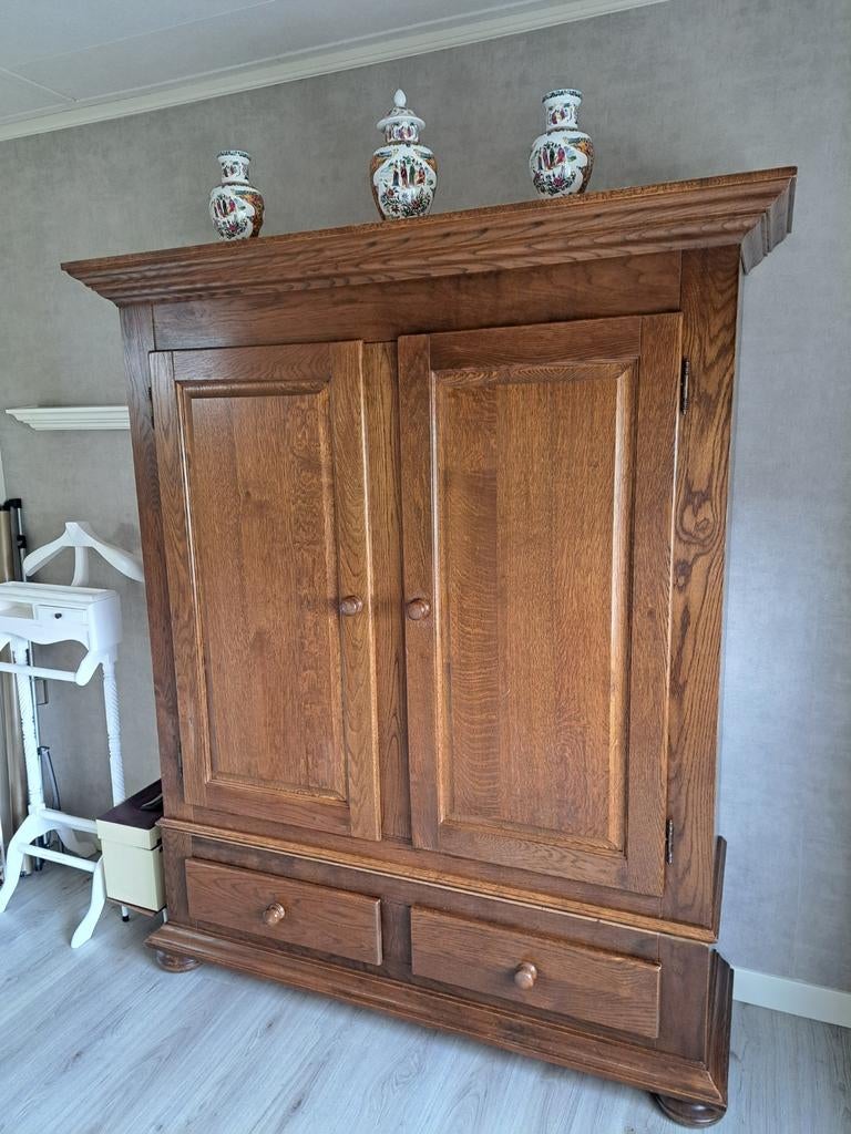 Stevige houten kast met hangruimte en lades, Ophalen