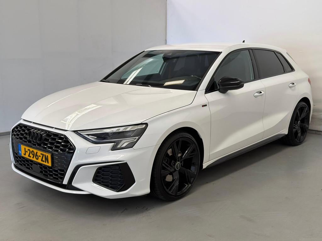 Audi A3 Sportback 30 TFSI Black Edition / S Line / Virtual /, 1195 kg, Gebruikt, Leder en Stof, Wit