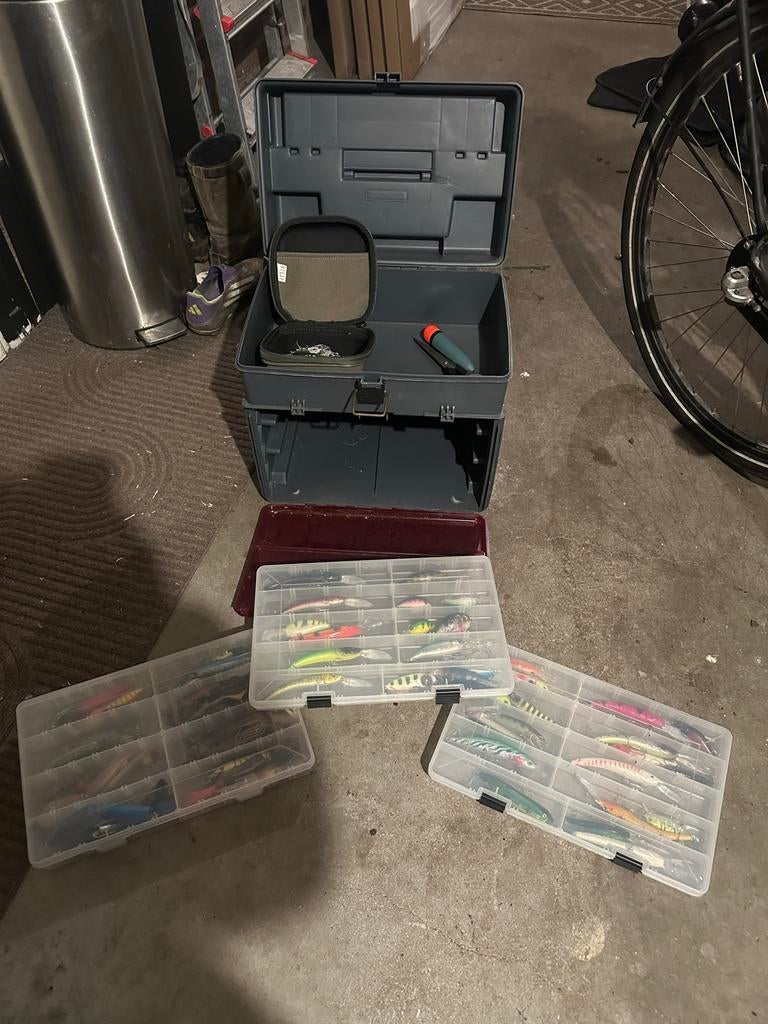 Hengelsportkoffer met kunstaas en accessoires, Ophalen, Gebruikt, Koffer of Tas