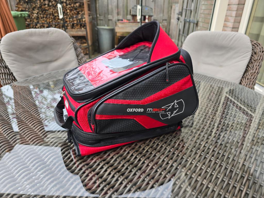 Oxford Tanktas M30R rood met magnetische bevestiging, Motoren, Accessoires | Koffers en Tassen, Ophalen, Zo goed als nieuw