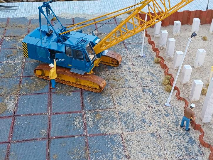 PSM Hitachi KH180 Sarens, Hobby en Vrije tijd, Modelauto's | 1:32, Zo goed als nieuw, Auto, Overige merken, Ophalen of Verzenden