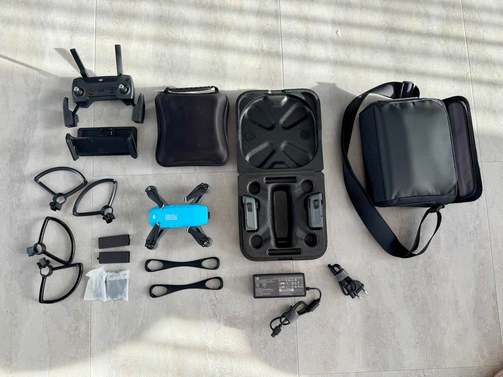 DJI Spark Combo met 3 accu's en extra accessoires, 250 tot 900 gram, Cameradrone, Extra accu('s), Zo goed als nieuw