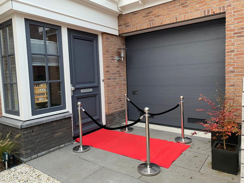 Rode loper en afzet paaltjes huren afzetpalen huren € 35,-, Ophalen, Zo goed als nieuw