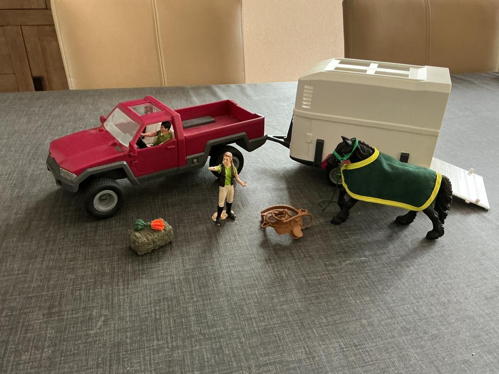 Schleich pick up met paardentrailer, paard en accessoires, Ophalen, Zo goed als nieuw, Jongen of Meisje