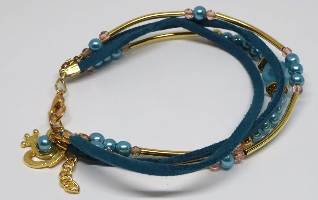 Laagjes armband met suède, buisjes, parels en een kroontje, Sieraden, Tassen en Uiterlijk, Ophalen of Verzenden, Nieuw, Blauw