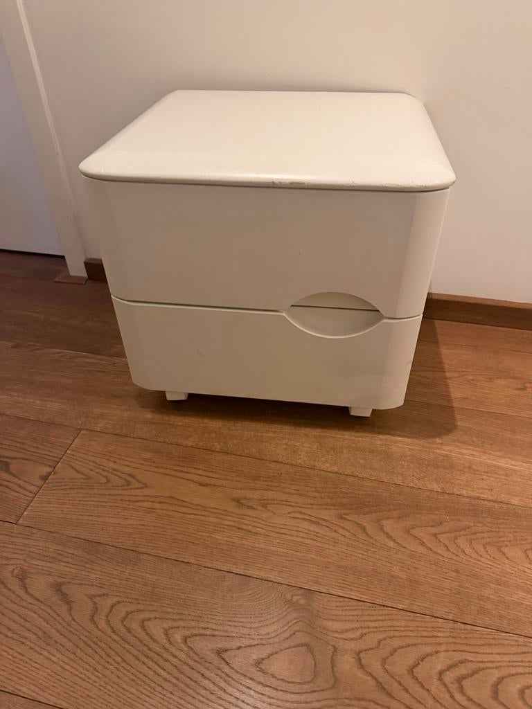 Gratis: Gebruikt wit nachtkastje/kastje met beschadigingen, Ophalen, Gebruikt, 1 of 2 laden, Minder dan 25 cm