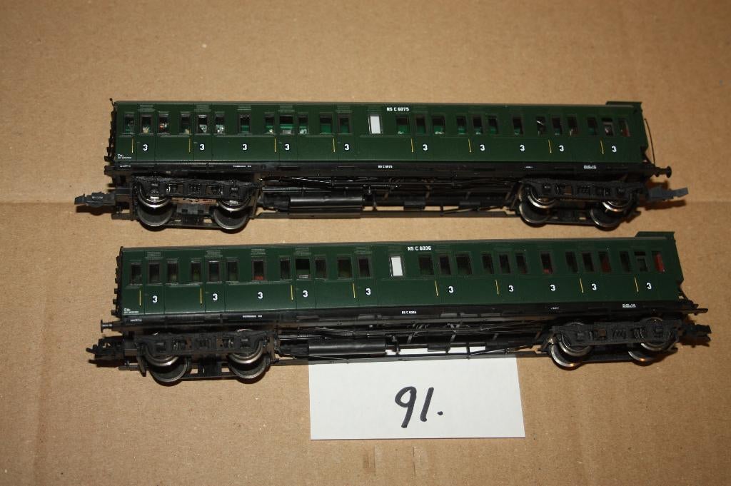 91)  twee Piko NS couperijtuigen 3e klasse, Gebruikt, Gelijkstroom, Wagon, NS