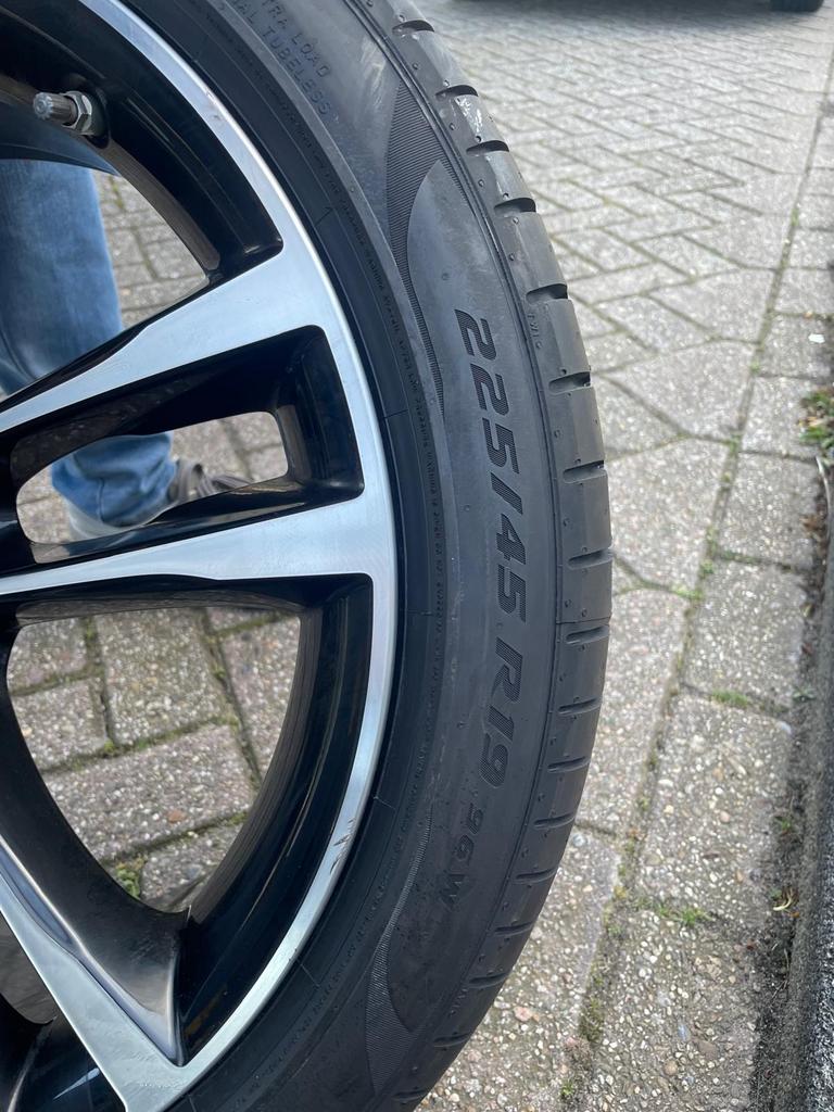 4x Pirelli 225/45/R19 Runflat INCL. originele BMW velgen, Auto-onderdelen, Banden en Velgen, Band(en), Zomerbanden, 19 inch, 225 mm