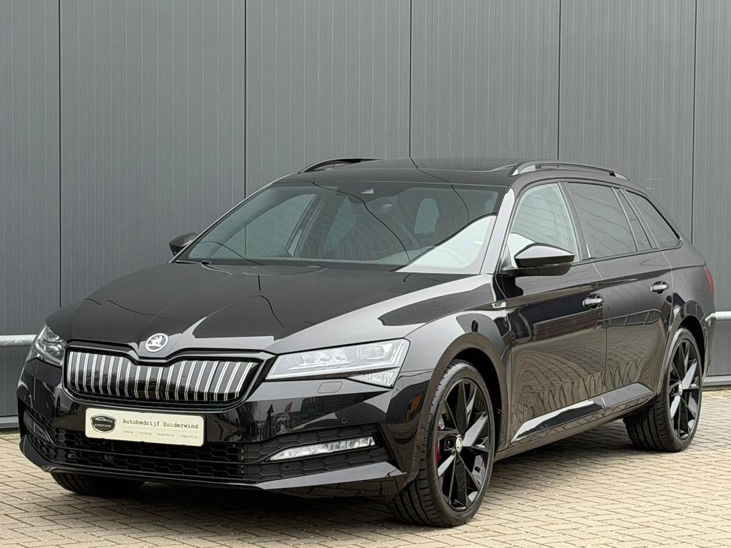 Skoda Superb Combi 1.4 TSi 218pk iV Sportline, Auto's, Skoda, Zwart, Hybride Elektrisch/Benzine, Te koop, 750 kg